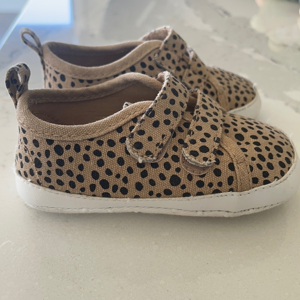 Old Navy Baby Girl crib shoes 6-12m
